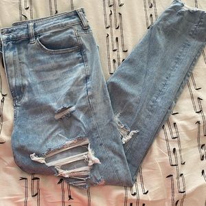 Light wash American Eagle jeans with rips!!